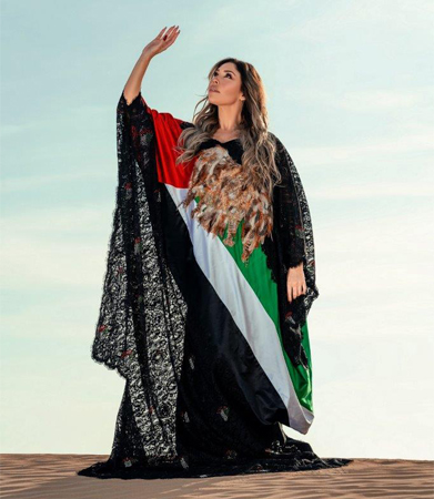 فنانة هولندية تتألق بالثوب الإماراتي التراثي
