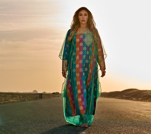 فنانة هولندية تتألق بالثوب الإماراتي التراثي