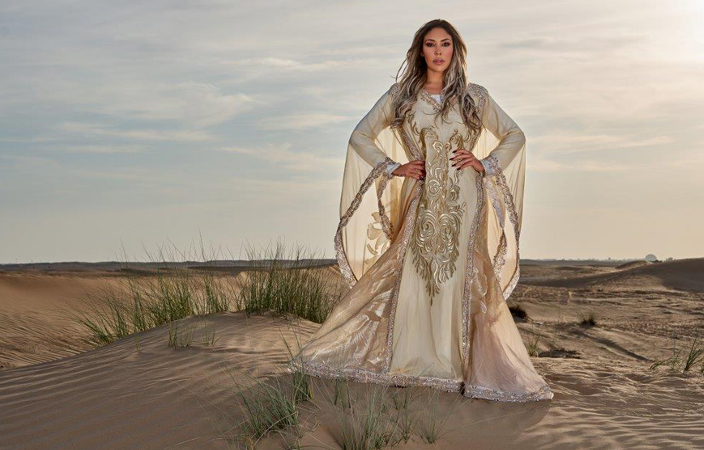 فنانة هولندية تتألق بالثوب الإماراتي التراثي