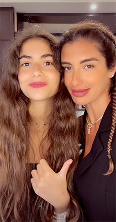 أم وابنتها من جدة تلهمان المرأة العربية عبر 