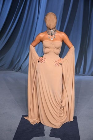 أبرز 23 إطلالة لا تُنسى على السجادة الحمراء في 2025