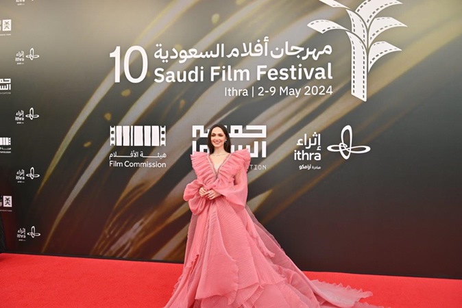 تفاصيل إطلالة الممثلة السعودية سمية رضا المرصعة بالجواهر