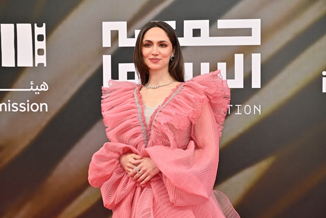 تفاصيل إطلالة الممثلة السعودية سمية رضا المرصعة بالجواهر