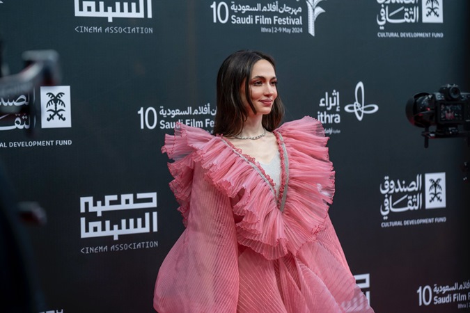 تفاصيل إطلالة الممثلة السعودية سمية رضا المرصعة بالجواهر