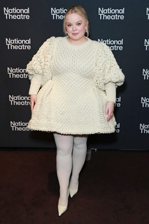 أبرز إطلالات المشاهير في ديسمبر