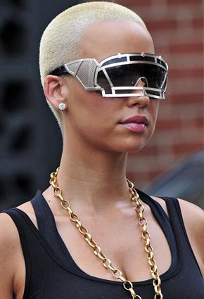 نظارات شمسية غريبة تثير إعجاب النجمات!