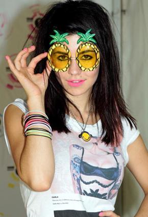 نظارات شمسية غريبة تثير إعجاب النجمات!