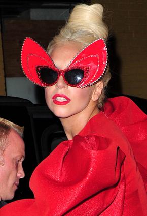 نظارات شمسية غريبة تثير إعجاب النجمات!