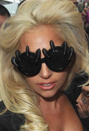 نظارات شمسية غريبة تثير إعجاب النجمات!