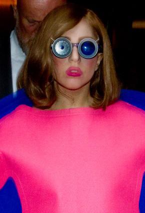 نظارات شمسية غريبة تثير إعجاب النجمات!