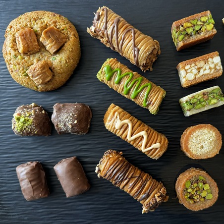 احتفلي باليوم العالمي للبقلاوة ببقلاوة لبنانية بلمسة عصرية من الحلّاب