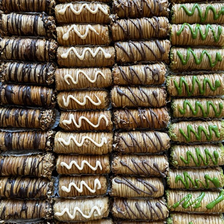 احتفلي باليوم العالمي للبقلاوة ببقلاوة لبنانية بلمسة عصرية من الحلّاب