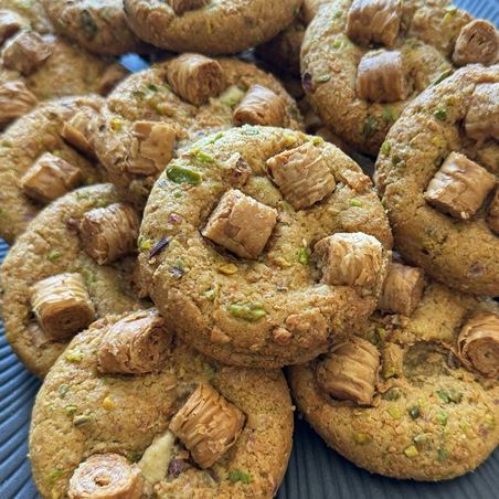 احتفلي باليوم العالمي للبقلاوة ببقلاوة لبنانية بلمسة عصرية من الحلّاب