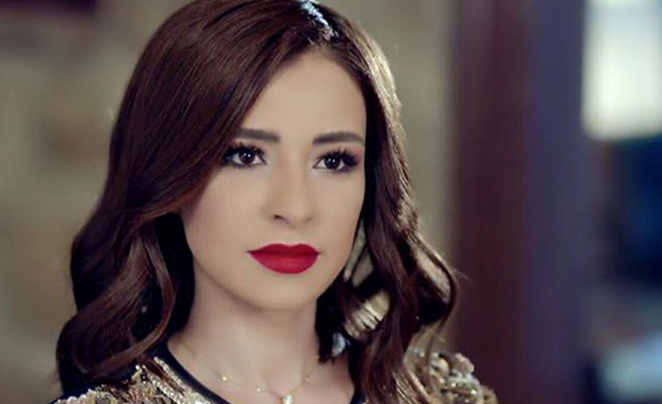 نواعم تكشف إطلالة ماغي بو غصن الغريبة في عرض فيلم 