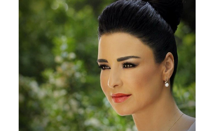 نواعم تكشف إطلالة ماغي بو غصن الغريبة في عرض فيلم 