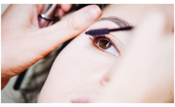 10 طرق تجعل مكياجك يدوم طوال اليوم