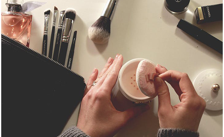 10 طرق تجعل مكياجك يدوم طوال اليوم