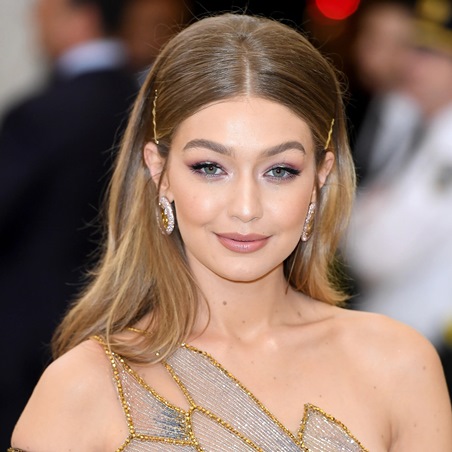 كيف تتألقين بمكياج شتوي مستوحى من النجمات في حفلات العطلات