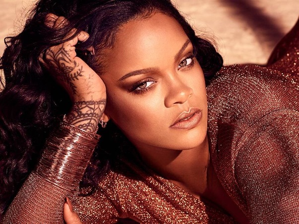 كيف تتألقين بمكياج شتوي مستوحى من النجمات في حفلات العطلات