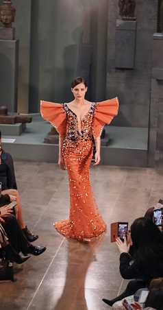 منال عجاج لـ«نواعم»: «امرأة النور» ليست مجموعة أزياء… بل سيرة امرأة قررت أن تُضيء