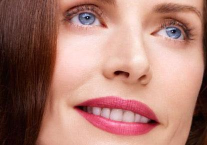 طريقة اختيار المكياج المناسب لسنّ للمراهقة وللجامعة والعمل والحمل...