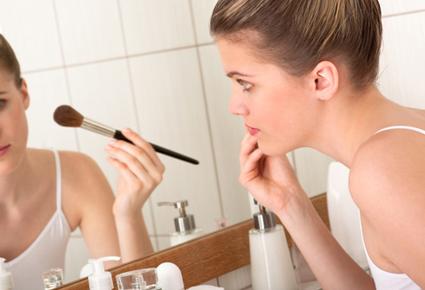 طريقة اختيار المكياج المناسب لسنّ للمراهقة وللجامعة والعمل والحمل...