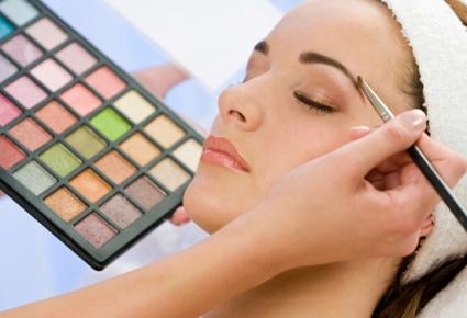 طريقة اختيار المكياج المناسب لسنّ للمراهقة وللجامعة والعمل والحمل...