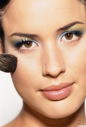 طريقة اختيار المكياج المناسب لسنّ للمراهقة وللجامعة والعمل والحمل...