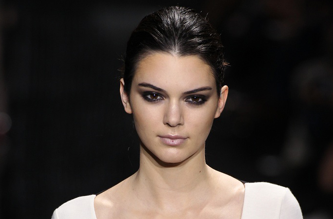 حيلة كيندال جينر تحتاجين إليها لمكياج نضر في الصيف خاصة في رمضان