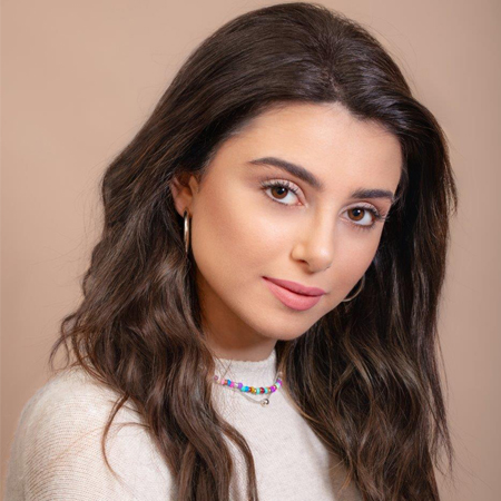 ماريتا الحلّاني وجه كريم أساس Pretty Natural من إيسينس