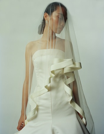 مرمر حليم تعيد تعريف فساتين الزفاف مع مجموعة 1998