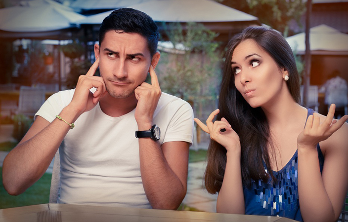 تجنّبي هذه الأمور عند التعامل مع زوجك أمام الآخرين