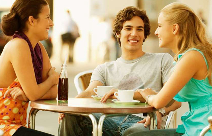 5 أشياء توقفي عن فعلها مع زوجك في الأماكن العامة