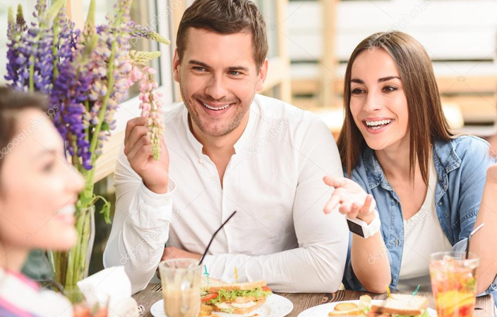 5 أشياء توقفي عن فعلها مع زوجك في الأماكن العامة