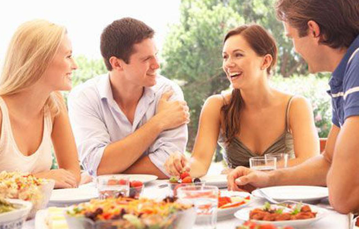 5 أشياء توقفي عن فعلها مع زوجك في الأماكن العامة