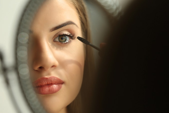 دليلك لاختيار الماسكارا المثالية وفقاً للون عينيكِ