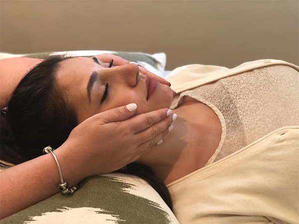 علاج وجه النجمات المفضل يعيد عقارب الساعة 10 سنوات