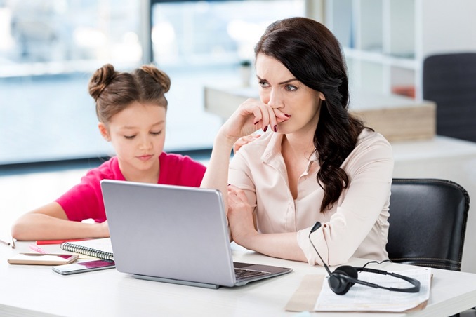 4 أسباب تدفع الأمهات للشعور بالسخط وإليكِ كيفية التغلب عليها