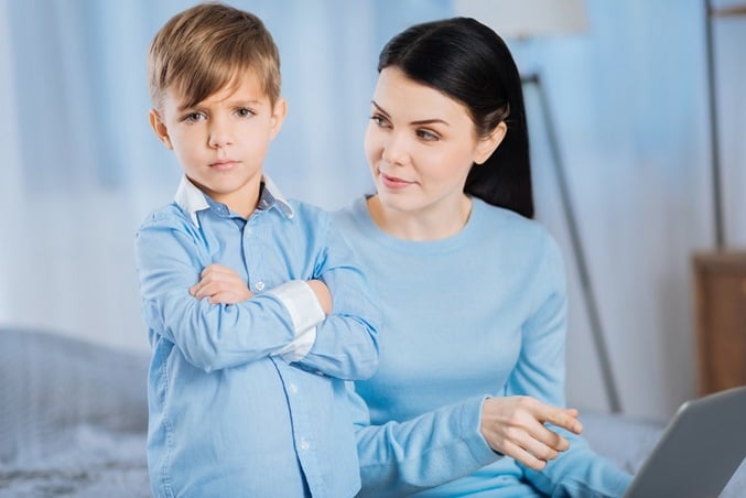 7 أخطاء يتعلم منها طفلك.. اتركيه يقع فيها
