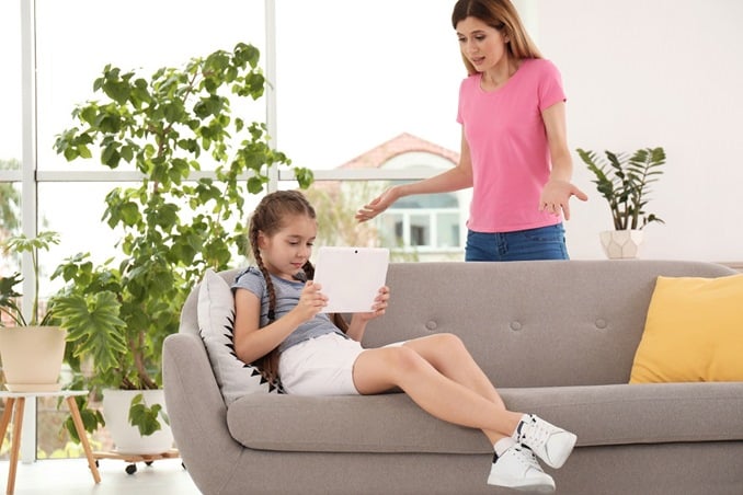 7 أخطاء يتعلم منها طفلك.. اتركيه يقع فيها