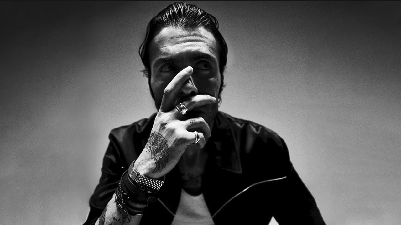 إشارة غير لائقة من أمير عيد تثير غضب الصحفيين في عزاء والد طليقته