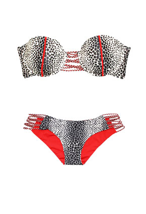 روح الأناقة والمرح في مجموعة Beach Bunny Swimwear collection