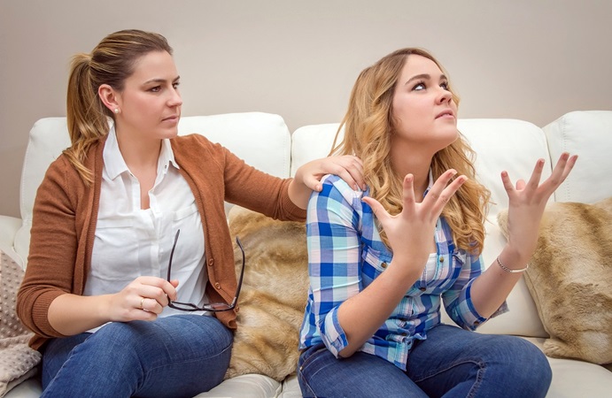 دليلك للتعامل مع التقلّبات المزاجية لابنك المراهق
