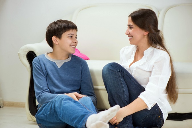 دليلك للتعامل مع التقلّبات المزاجية لابنك المراهق