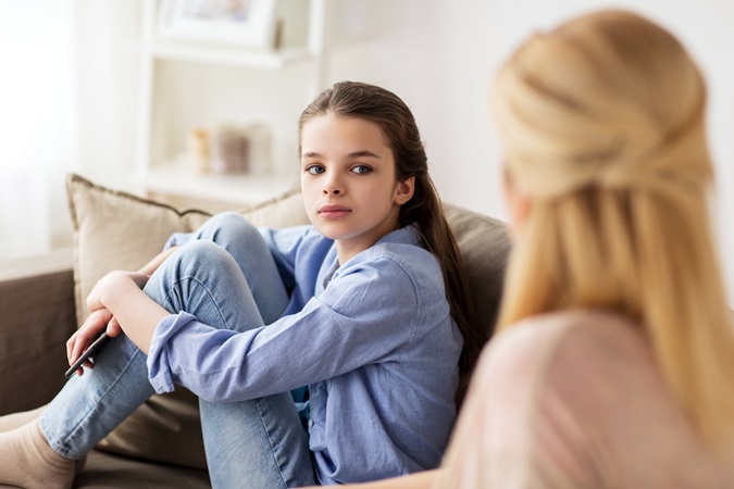 دليلك للتعامل مع التقلّبات المزاجية لابنك المراهق