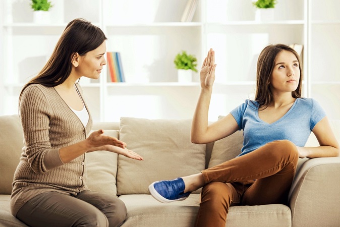 دليلك للتعامل مع التقلّبات المزاجية لابنك المراهق