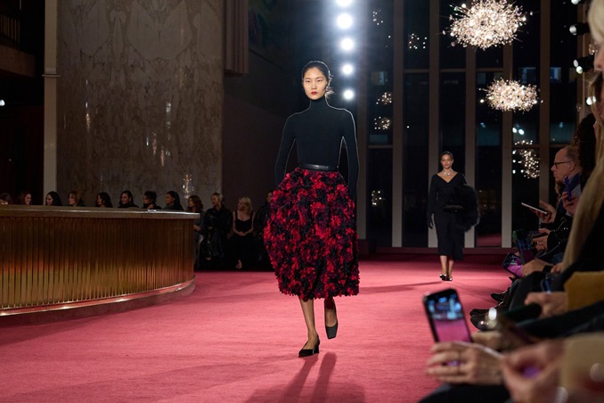 بتصاميم عصرية وخالدة: مايكل كورس يحتفل بـ45 عاماً من الأناقة النيويوركية