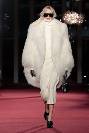 بتصاميم عصرية وخالدة: مايكل كورس يحتفل بـ45 عاماً من الأناقة النيويوركية