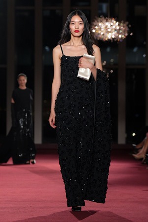 بتصاميم عصرية وخالدة: مايكل كورس يحتفل بـ45 عاماً من الأناقة النيويوركية