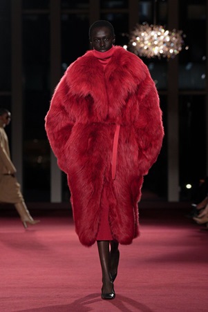 بتصاميم عصرية وخالدة: مايكل كورس يحتفل بـ45 عاماً من الأناقة النيويوركية